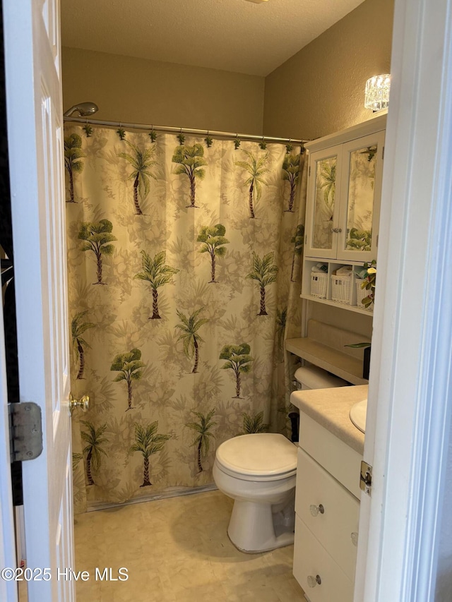 full bathroom with a shower with shower curtain, vanity, and toilet