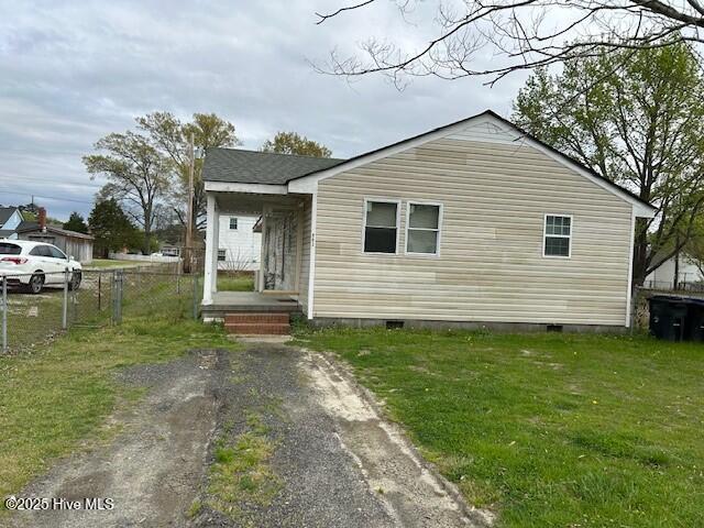902 Johnston St, Edenton, NC 27932 - bungalow-style home featuring crawl space, a front yard, and fence