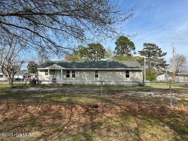 902 Johnston St, Edenton, NC 27932 - view of front of home with a fenced front yard