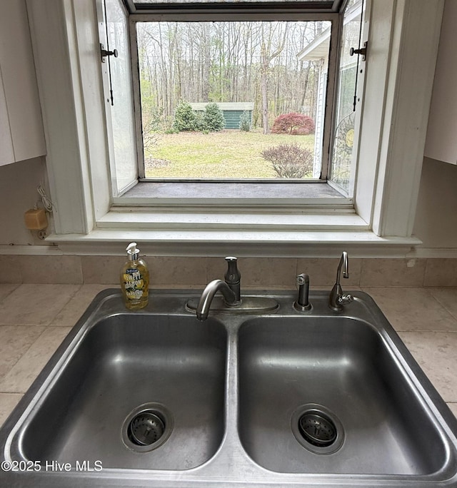 114 Long Leaf Ln, Plymouth, NC 27962 - room details with tasteful backsplash and a sink