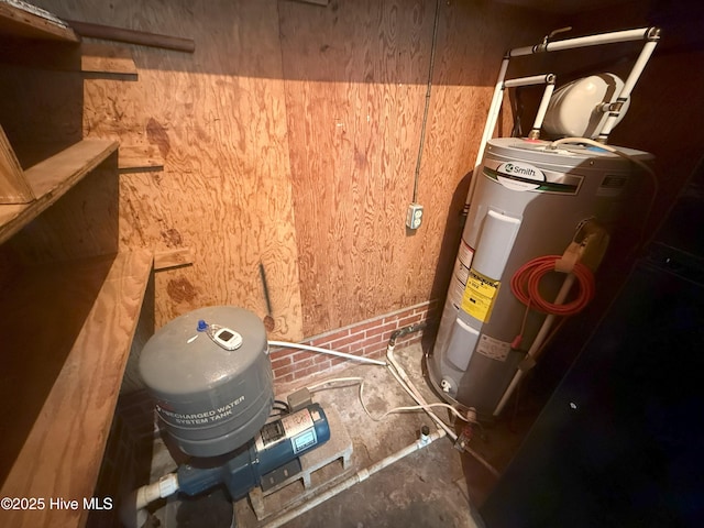114 Long Leaf Ln, Plymouth, NC 27962 - utility room featuring electric water heater