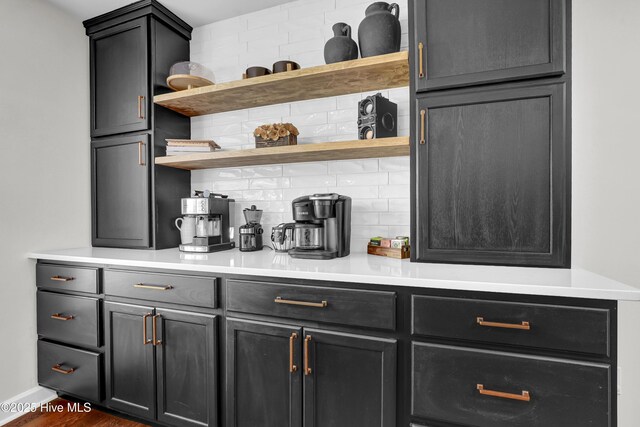 bar featuring tasteful backsplash