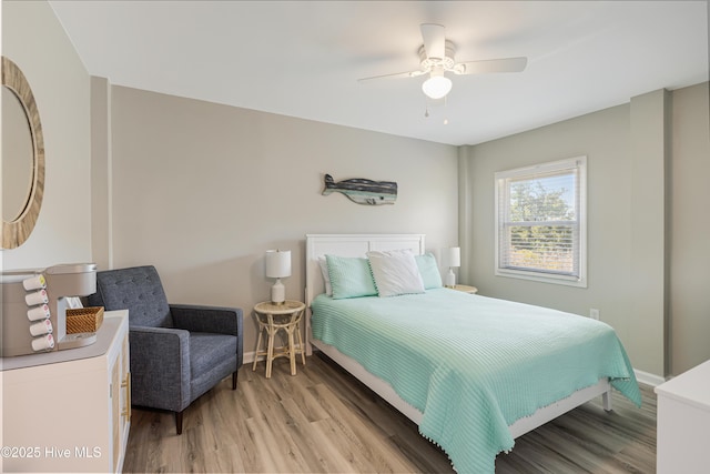 bedroom featuring light wood-style flooring, baseboards, and a ceiling fan