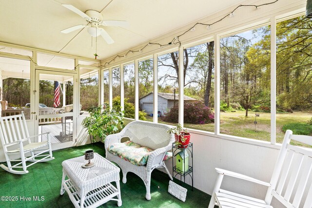 sunroom with ceiling fan