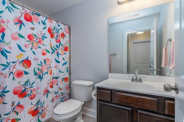full bath featuring toilet, vanity, baseboards, and a shower with curtain