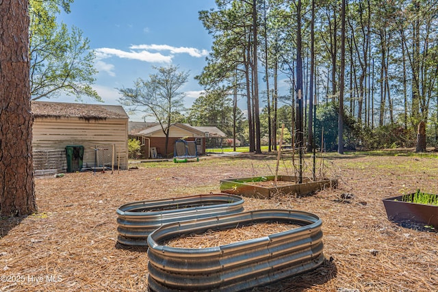 view of yard featuring a vegetable garden