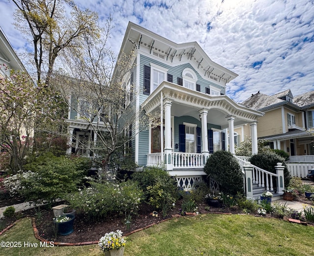 italianate house featuring a porch and a front yard