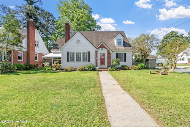 view of front of property featuring a front yard and fence