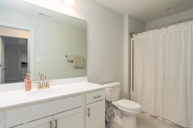 full bathroom featuring tile patterned floors, visible vents, toilet, vanity, and a shower with curtain