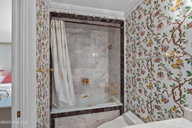 130 Harbour Dr, Hubert, NC 28539 - full bath featuring tiled shower / bath combo and wallpapered walls