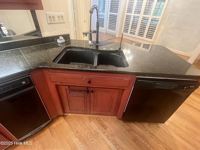 117 Creekview Rd, New Bern, NC 28562 - kitchen featuring black appliances, a sink, light wood-style flooring, a peninsula, and crown molding