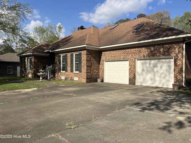 117 Creekview Rd, New Bern, NC 28562 - single story home featuring an attached garage, brick siding, driveway, and a chimney