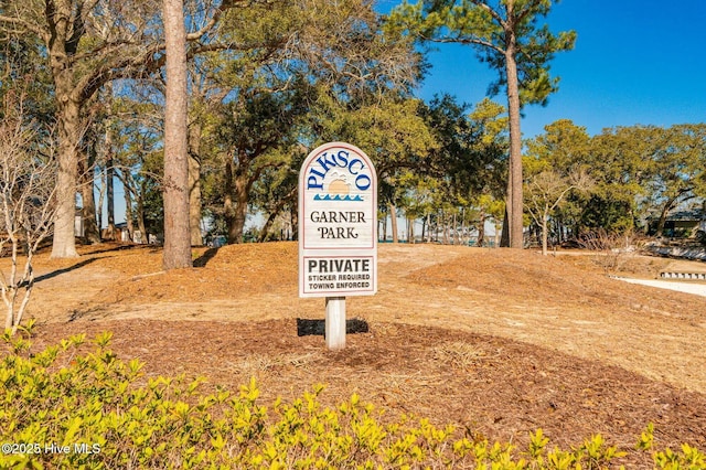 view of community / neighborhood sign