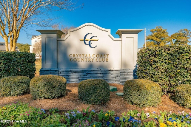 view of community / neighborhood sign