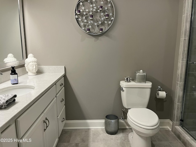 full bath with vanity, toilet, a chandelier, baseboards, and tiled shower