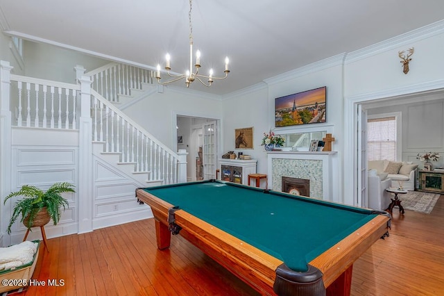 411 Queen St, New Bern, NC 28560 - recreation room featuring a chandelier, ornamental molding, billiards, and hardwood / wood-style floors