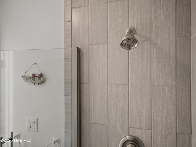 details featuring walk in shower
