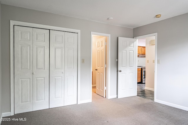 unfurnished bedroom featuring a closet, carpet flooring, and baseboards