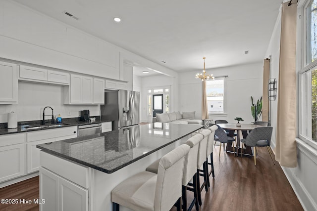 kitchen with a chandelier, dark wood-style flooring, a sink, and appliances with stainless steel finishes