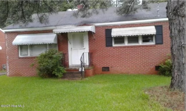 view of front facade featuring a front yard and brick siding