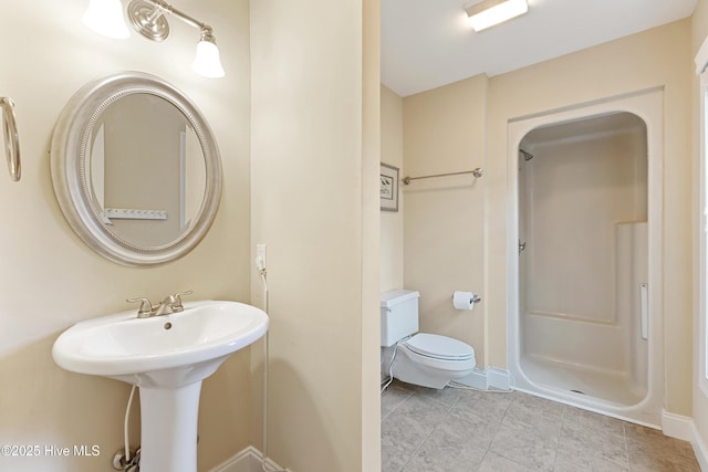 full bath with a shower, baseboards, and toilet