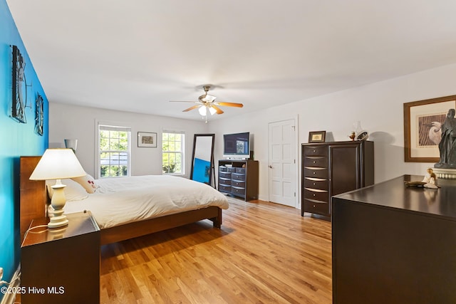 bedroom featuring light wood-style flooring and a ceiling fan
