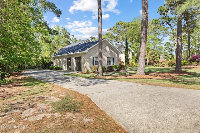 view of front facade featuring driveway