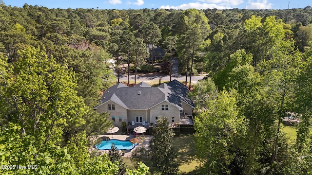 bird's eye view featuring a forest view