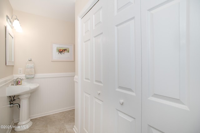 101 Beaufort Walk, Beaufort, NC 28516 - bathroom with a sink and wainscoting