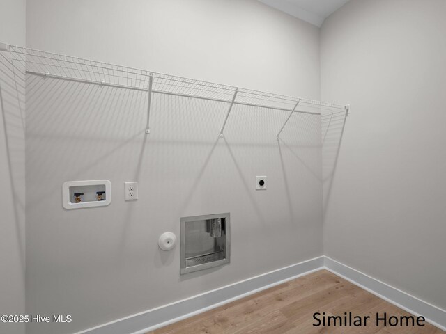 295 E Ivybridge Dr, Hubert, NC 28539 - laundry area featuring gas dryer hookup, washer hookup, wood finished floors, hookup for an electric dryer, and heating unit