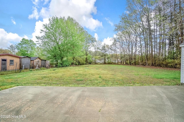 view of yard with an outbuilding
