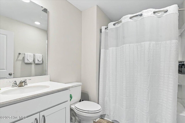 bathroom with toilet, a shower with curtain, and vanity