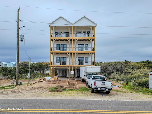 706 N New River Dr, Surf City, NC 28445 - view of front facade featuring dirt driveway and a balcony