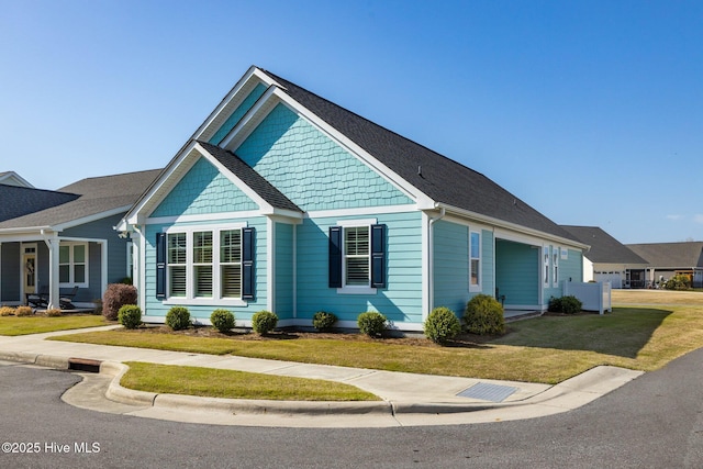 view of front facade featuring a front yard
