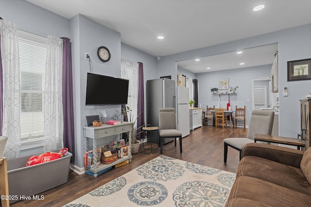 living area featuring dark wood-type flooring, a healthy amount of sunlight, and recessed lighting