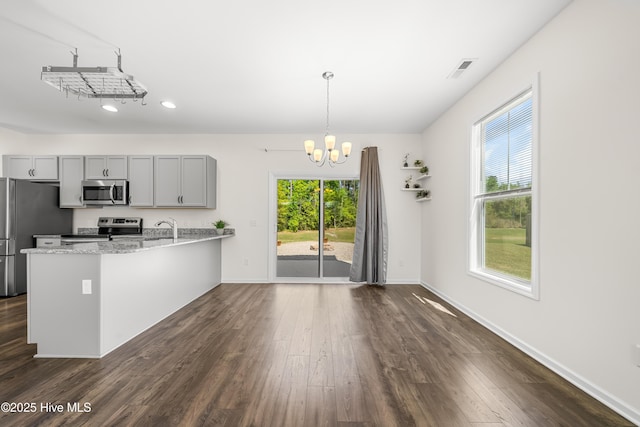 kitchen featuring visible vents, a notable chandelier, dark wood-style floors, stainless steel appliances, and gray cabinets