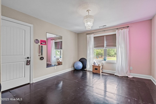 entryway featuring a chandelier, baseboards, and visible vents