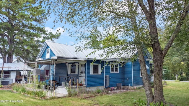 104 W Trent St, Trenton, NC 28585 - view of front of property with a porch, a front lawn, and metal roof