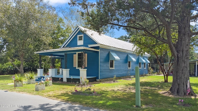 104 W Trent St, Trenton, NC 28585 - view of front of home with covered porch, a front lawn, and metal roof