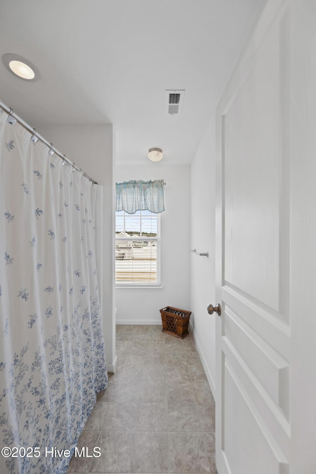 full bath featuring visible vents, baseboards, and a shower with shower curtain