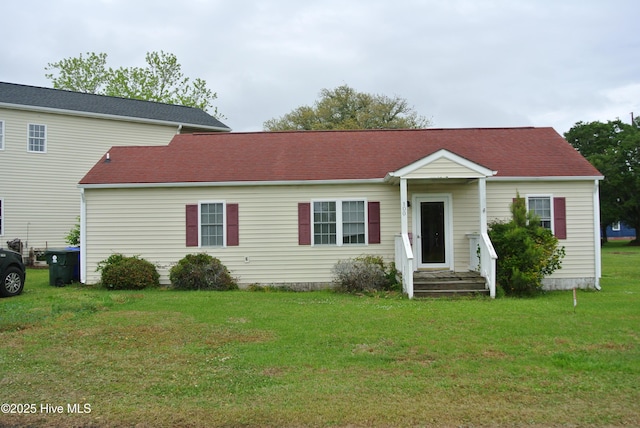 view of front of property featuring a front lawn
