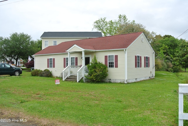 view of front of home featuring a shingled roof, a front lawn, and crawl space