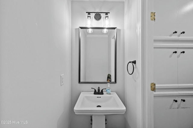 bathroom featuring a sink