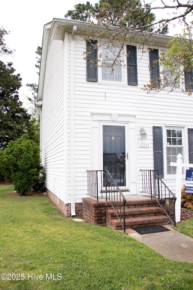 view of front of home with crawl space and a front yard