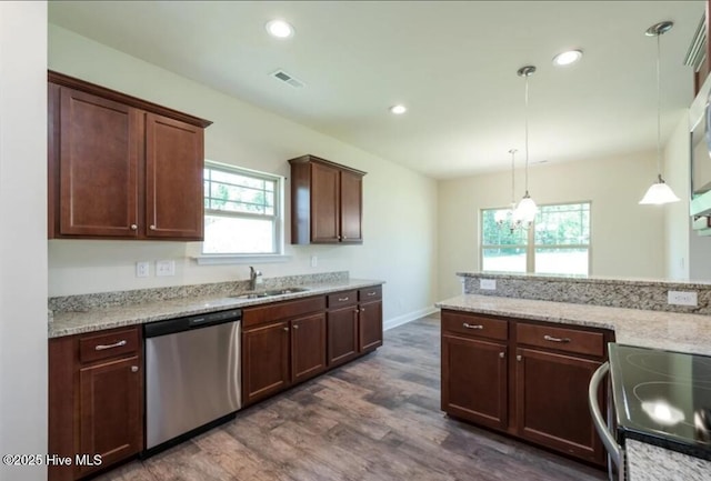 kitchen with visible vents, a sink, a wealth of natural light, dark wood-style floors, and stainless steel appliances