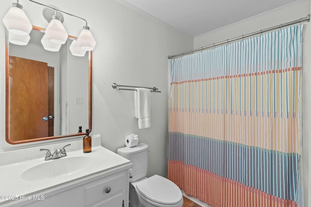 full bathroom featuring a shower with shower curtain, toilet, and vanity