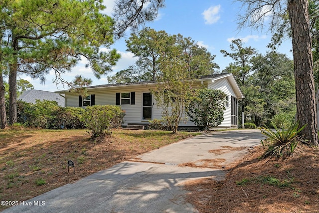 view of front of property featuring driveway