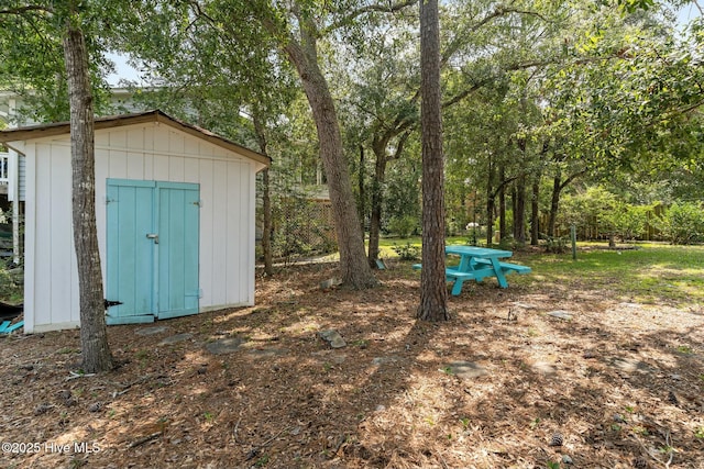 view of yard featuring an outdoor structure and a storage shed