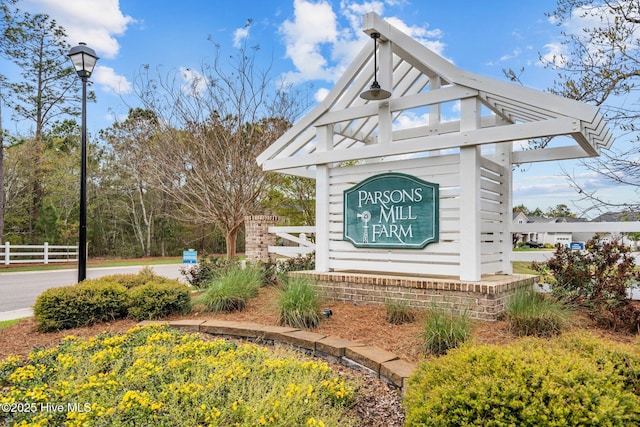 4541 Parsons Mill Dr, Castle Hayne, NC 28429 - community / neighborhood sign featuring fence