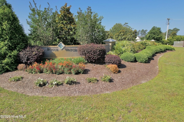 community sign featuring a yard